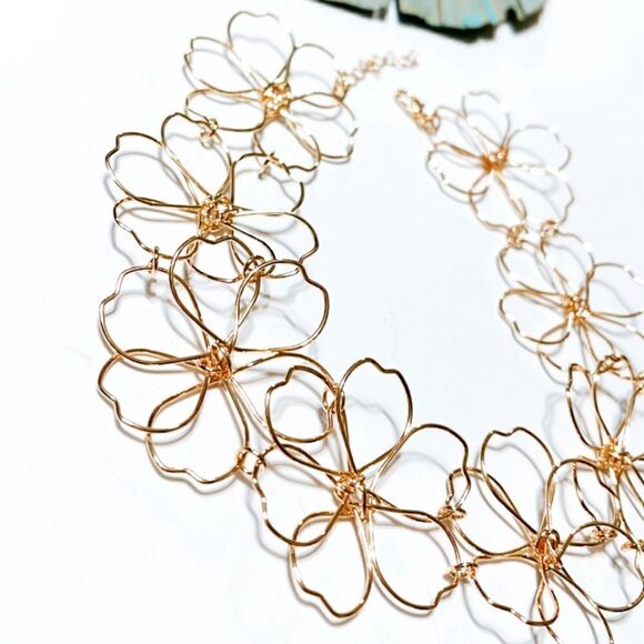 Gold flower necklace N335 - Picture 4 of 4